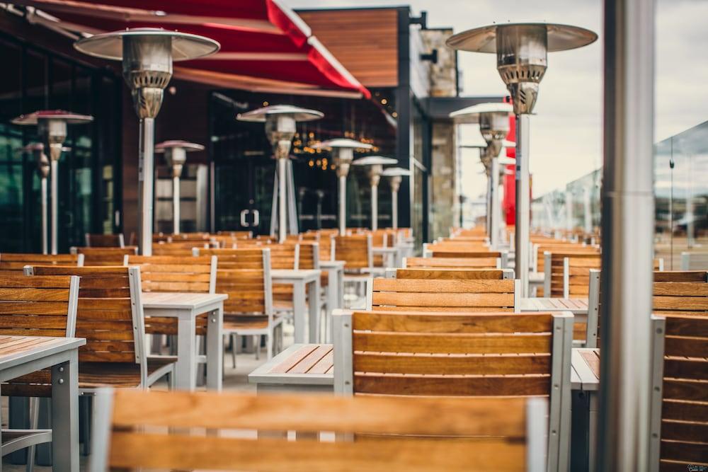 Otl Gouverneur Chicoutimi Buitenkant foto Patio heaters at a restaurant