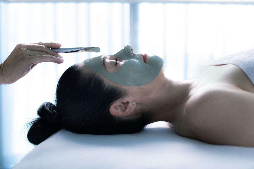 Otl Gouverneur Chicoutimi Buitenkant foto A woman with a facial mask
