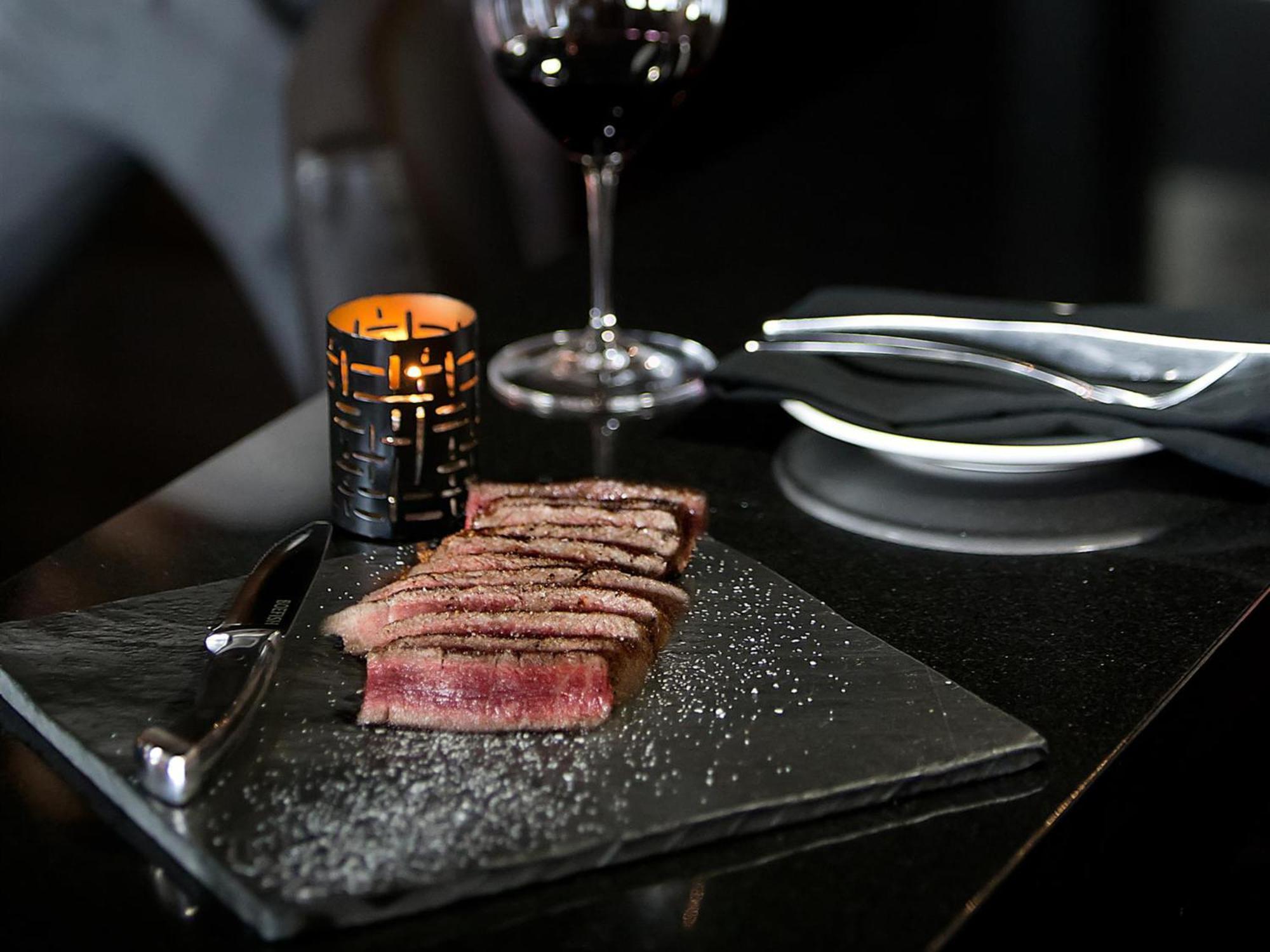 Otl Gouverneur Chicoutimi Buitenkant foto A steak at the restaurant