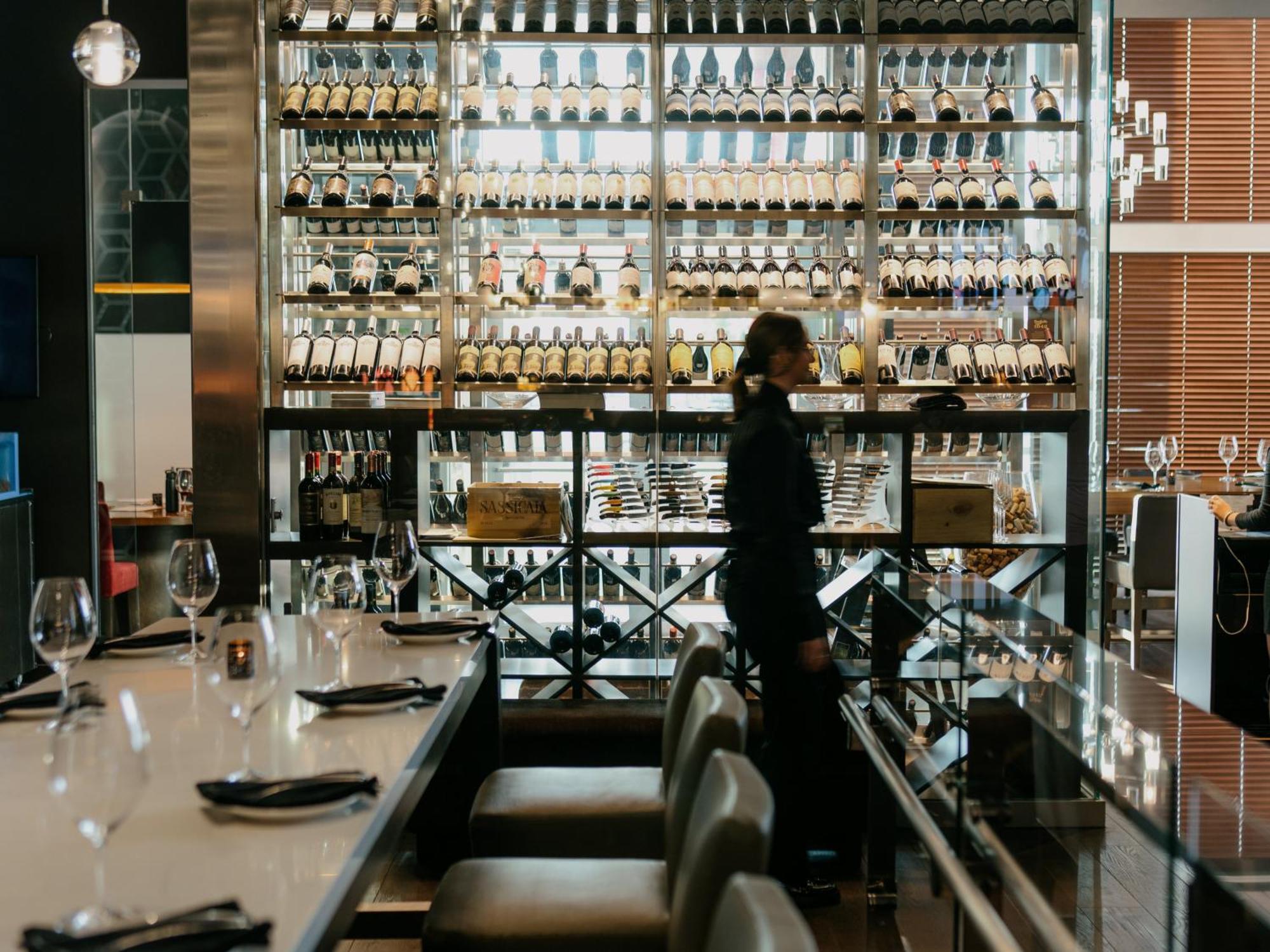Otl Gouverneur Chicoutimi Buitenkant foto Wine bar in Tokyo