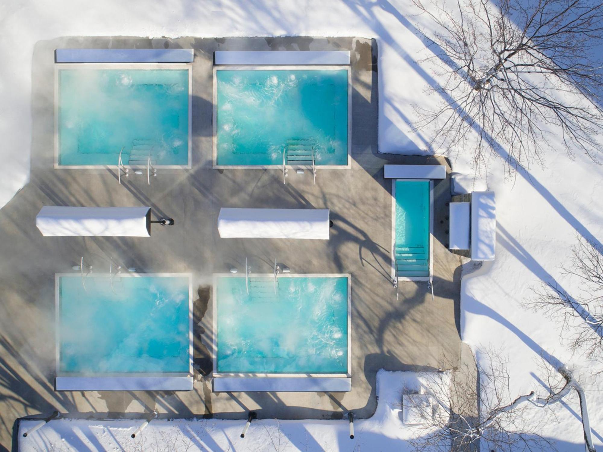 Otl Gouverneur Chicoutimi Buitenkant foto Aerial view of the pools