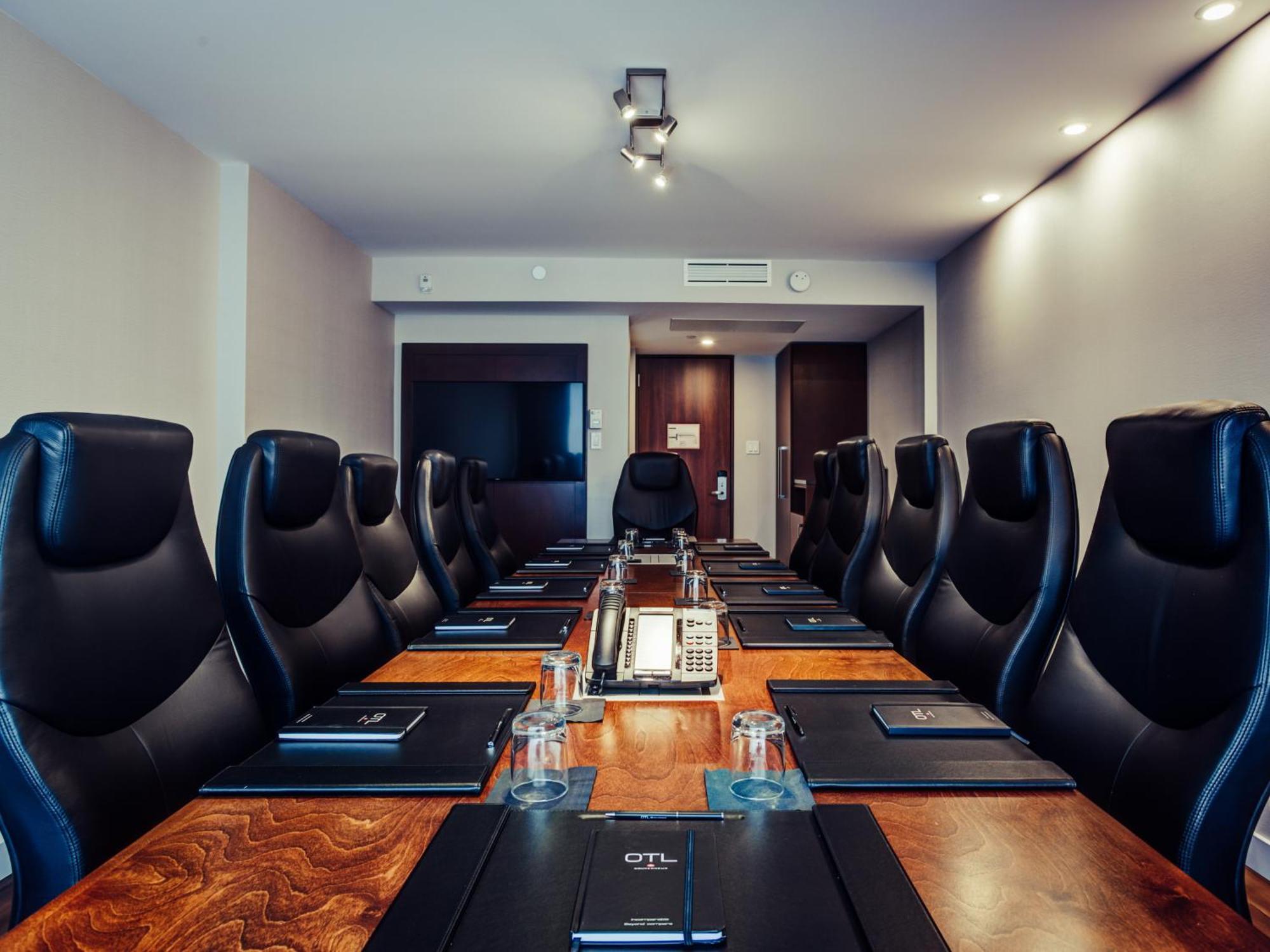 Otl Gouverneur Chicoutimi Buitenkant foto Boardroom at the OTL