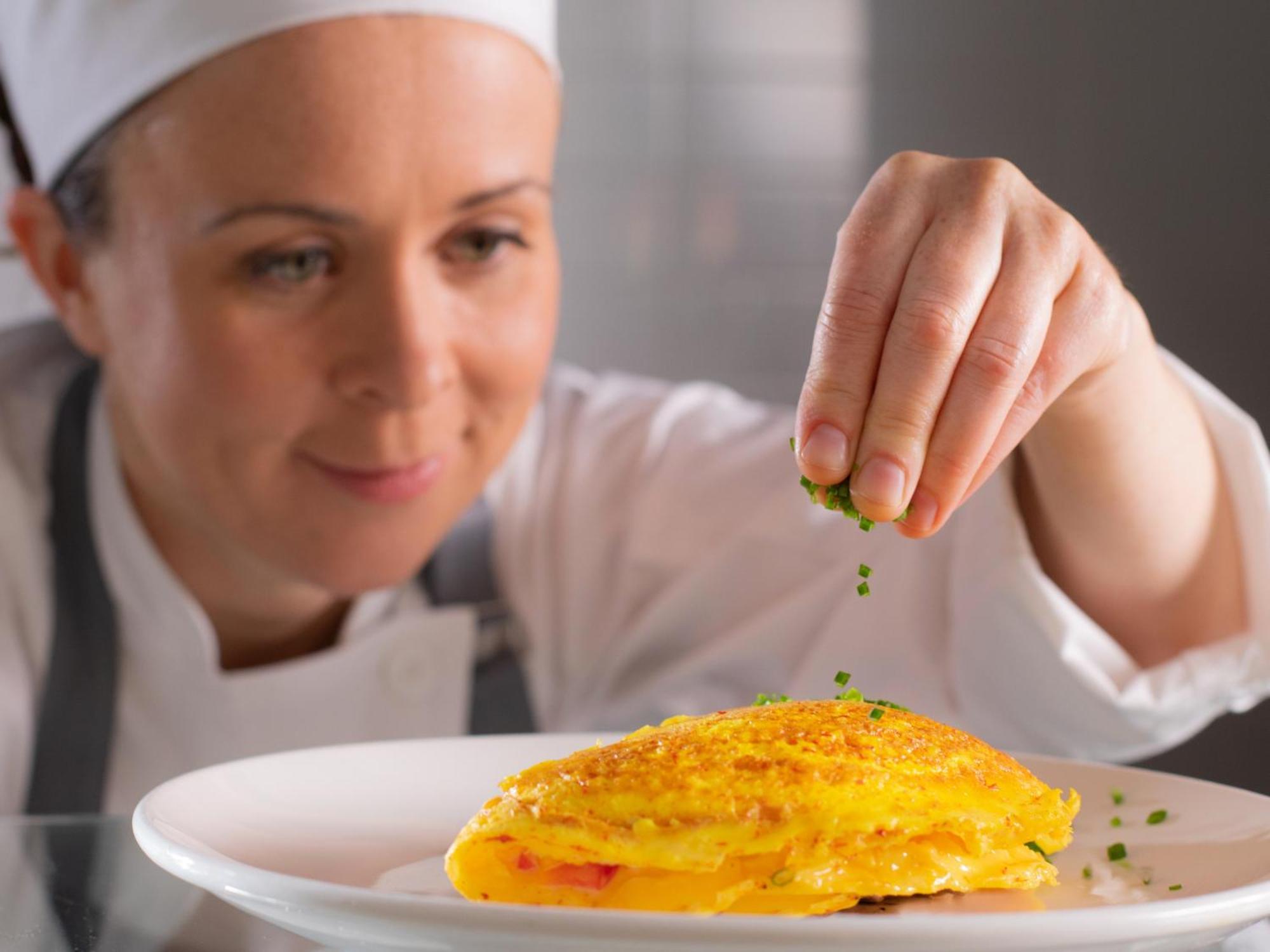 Otl Gouverneur Chicoutimi Buitenkant foto A chef seasoning a dish