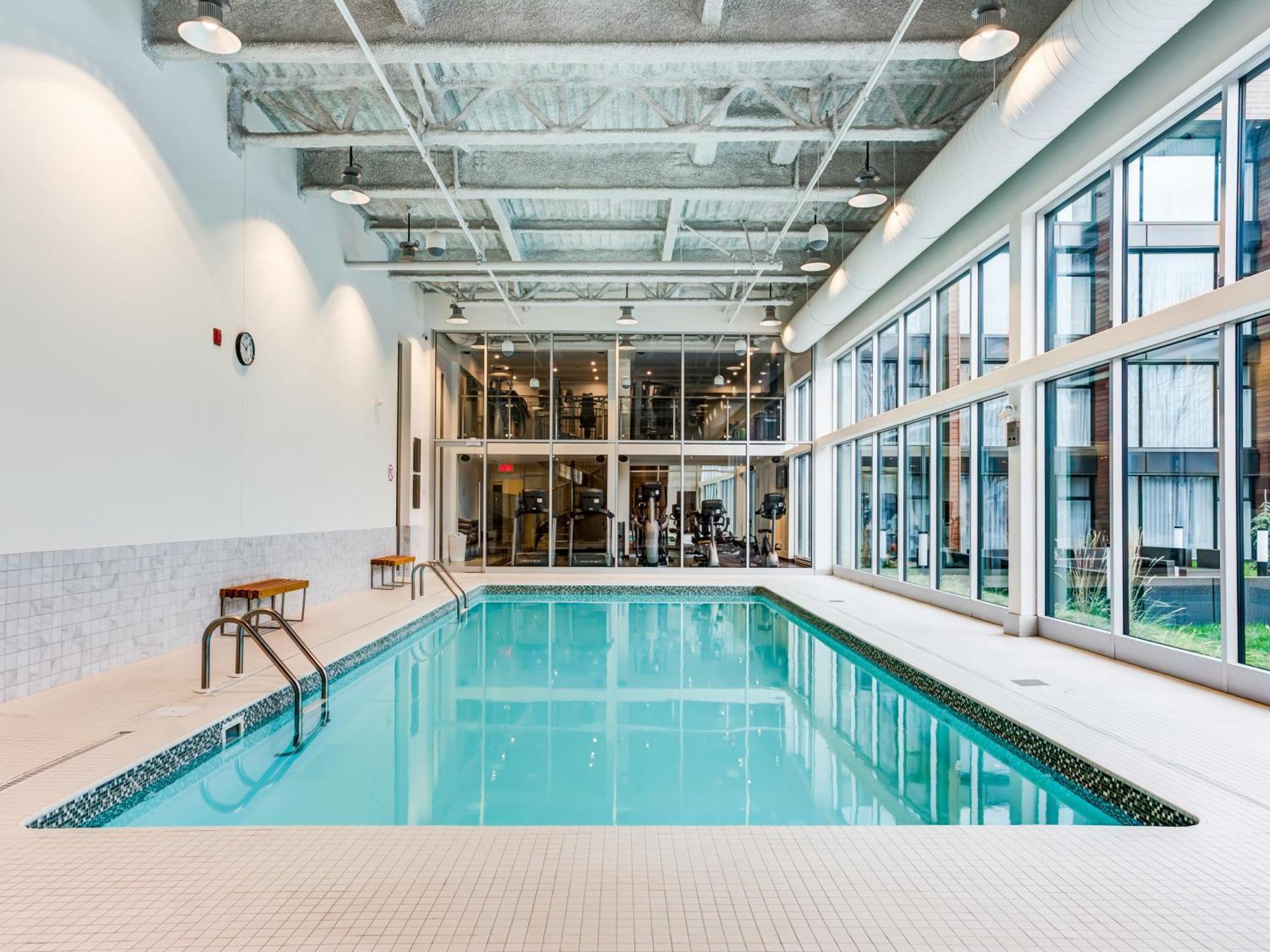 Otl Gouverneur Chicoutimi Buitenkant foto The pool at the 1000 De La Savane