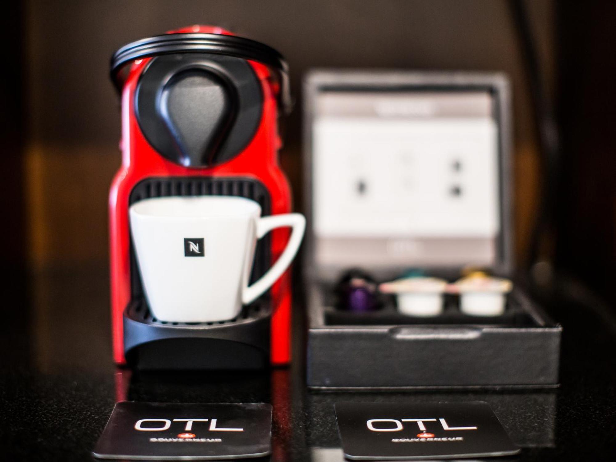 Otl Gouverneur Chicoutimi Buitenkant foto A Nespresso Inissia coffee machine