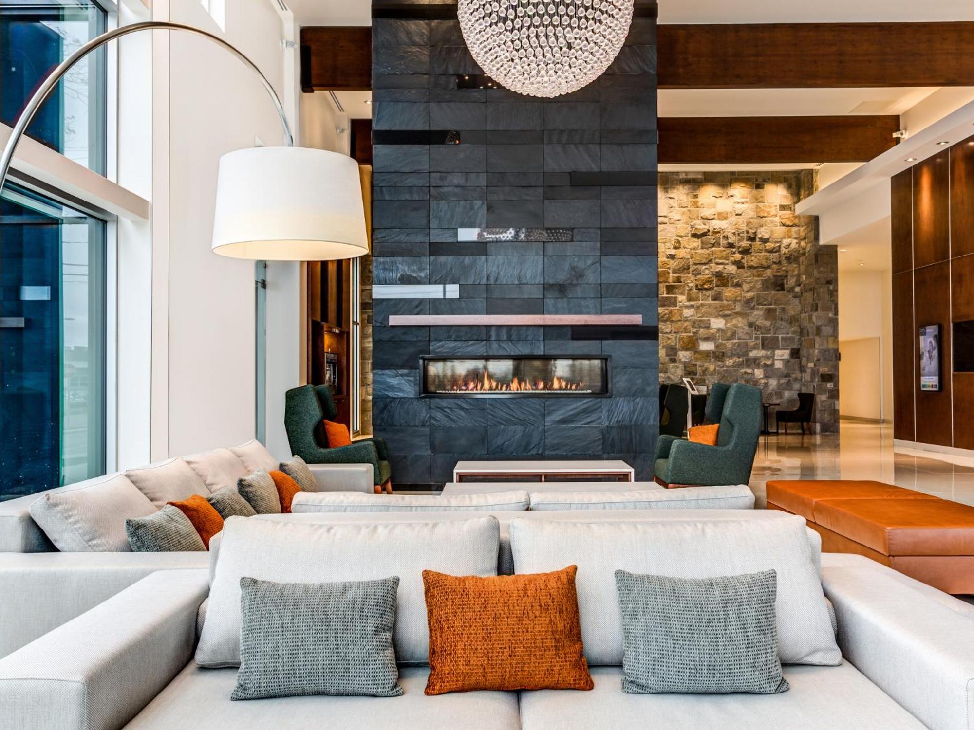 Otl Gouverneur Chicoutimi Buitenkant foto The lobby at the Hotel Arts