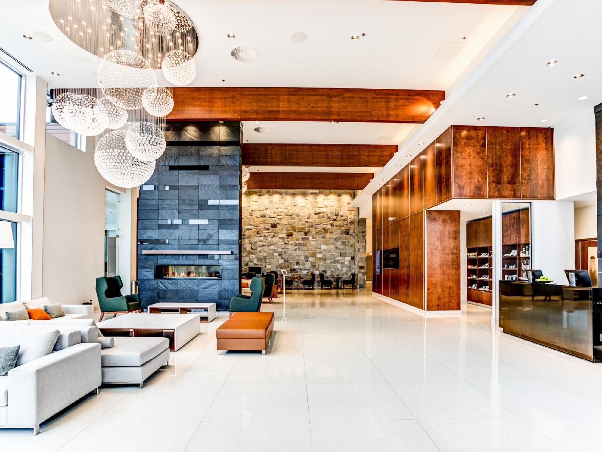 Otl Gouverneur Chicoutimi Buitenkant foto The lobby of the Ritz-Carlton, Downtown, Los Angeles