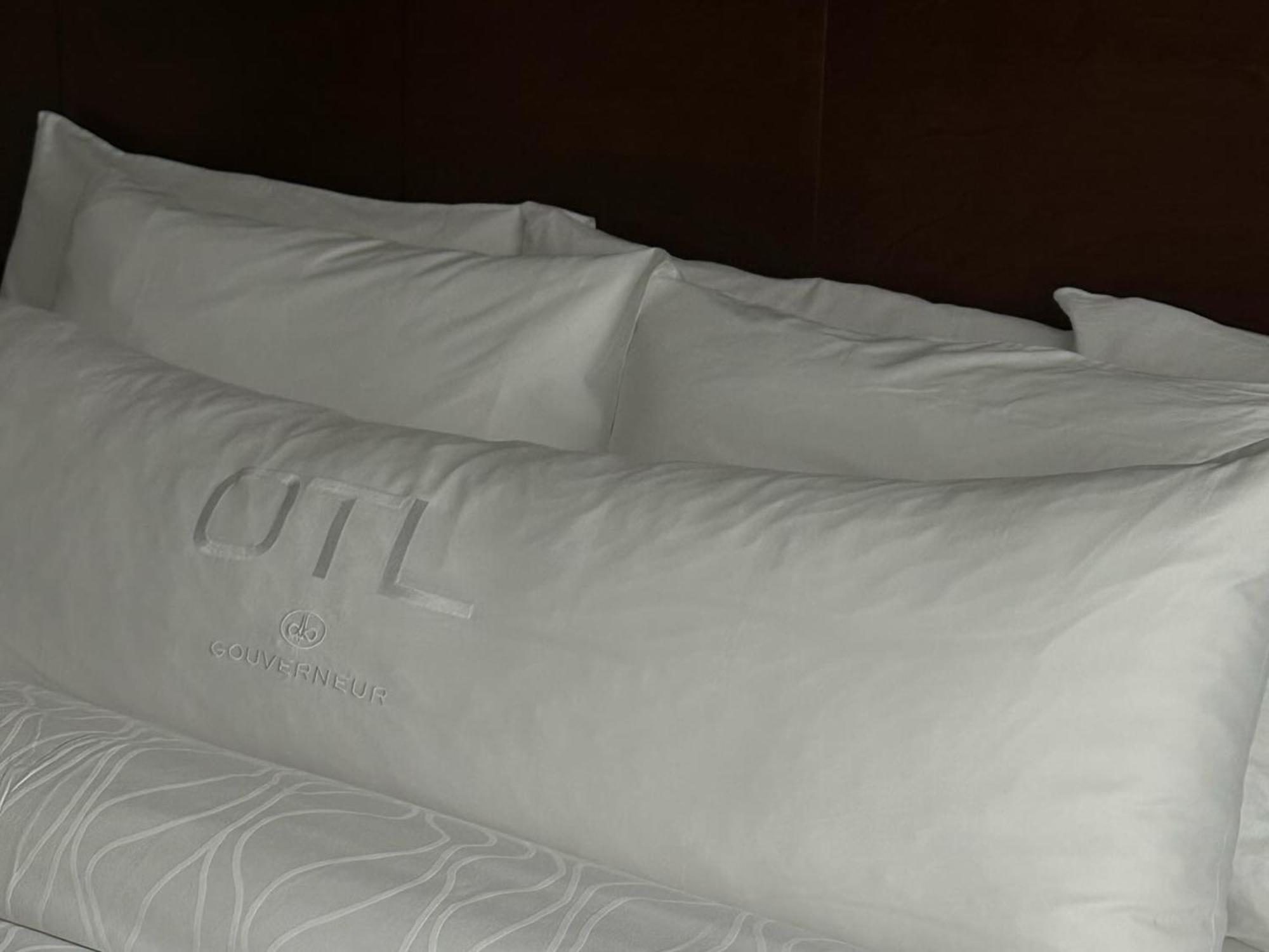 Otl Gouverneur Chicoutimi Buitenkant foto A pillowcase