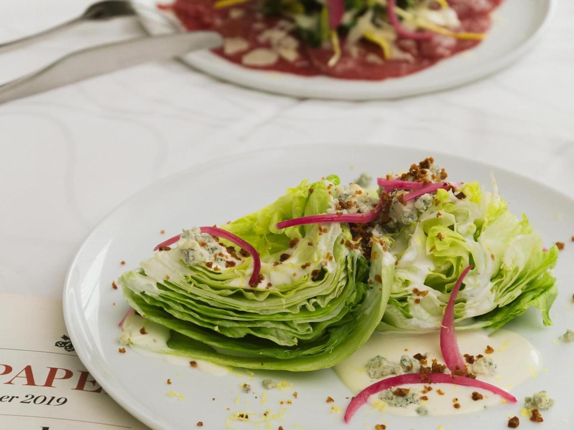 Otl Gouverneur Chicoutimi Buitenkant foto A wedge salad