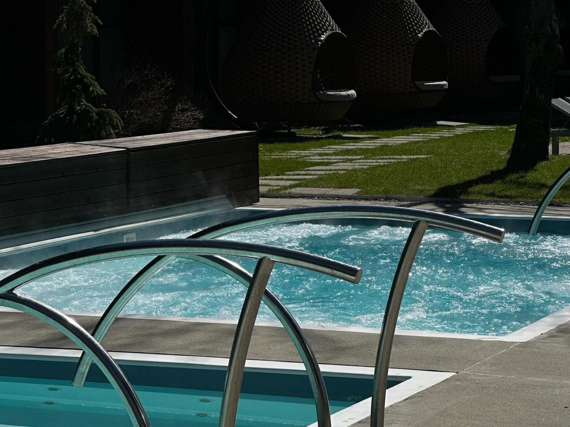 Otl Gouverneur Chicoutimi Buitenkant foto A pool enclosure