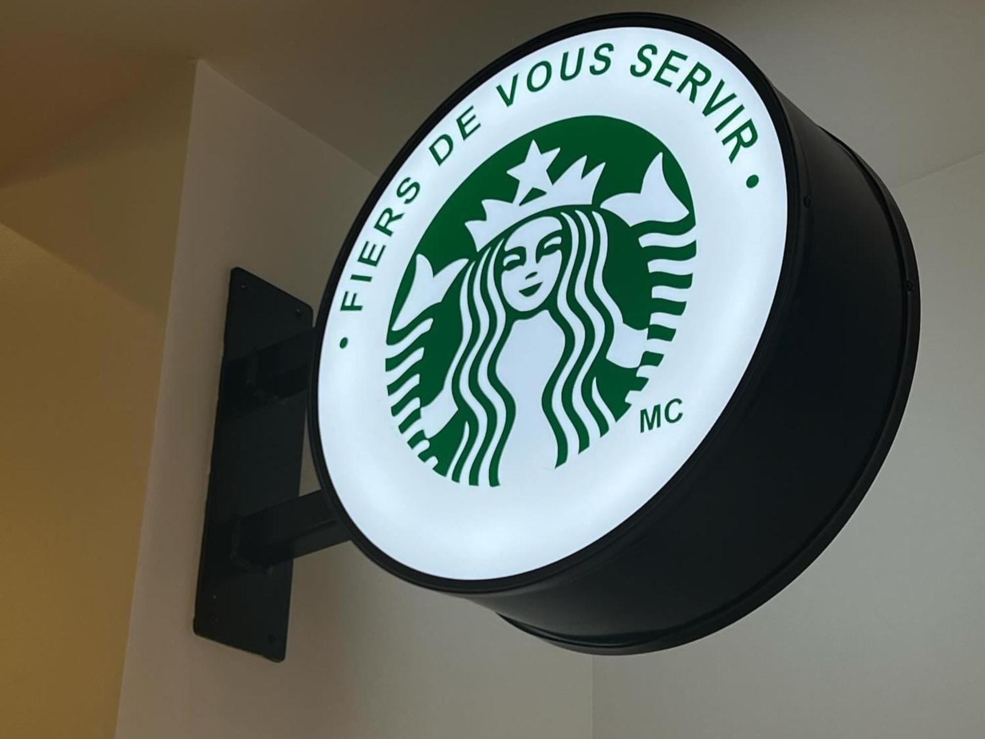 Otl Gouverneur Chicoutimi Buitenkant foto Starbucks in Paris
